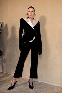 pfw_f23_backstage_balmain_acielle_005.thumb.jpg.669f4398d5a946894b6e523d4bf7f302.jpg