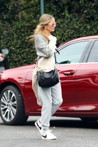 rebecca-gayheart-in-a-baggy-cardigan-sweater-and-grey-sweatpants-in-beverly-hills-08-19-2023-0.jpg