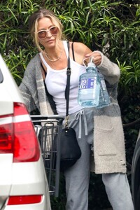 rebecca-gayheart-in-a-baggy-cardigan-sweater-and-grey-sweatpants-in-beverly-hills-08-19-2023-1.jpg