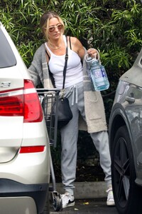 rebecca-gayheart-in-a-baggy-cardigan-sweater-and-grey-sweatpants-in-beverly-hills-08-19-2023-5.jpg
