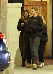 rebecca-gayheart-takes-her-daughters-billie-and-georgia-out-to-dinner-at-matsuhisa-sushi-restaurant-in-beverly-hills-01-11-2024-4.jpg