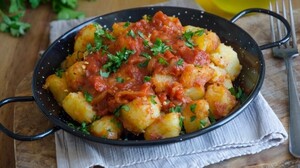 receta-sencilla-de-patatas-bravas-caseras-1-655x368.jpg