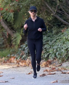 reese-witherspoon-out-joging-in-los-angeles-01-07-2024-0.jpg