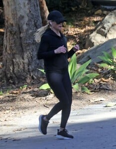 reese-witherspoon-out-joging-in-los-angeles-01-07-2024-1.jpg