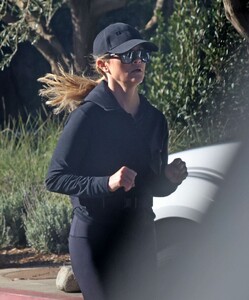 reese-witherspoon-out-joging-in-los-angeles-01-07-2024-2.jpg