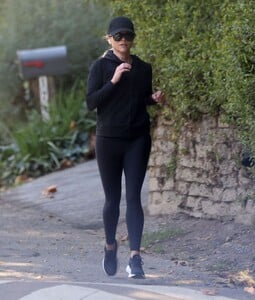 reese-witherspoon-out-joging-in-los-angeles-01-07-2024-3.jpg
