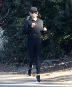 reese-witherspoon-out-joging-in-los-angeles-01-07-2024-4.jpg