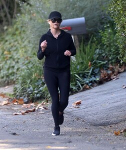 reese-witherspoon-out-joging-in-los-angeles-01-07-2024-5.jpg