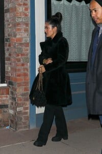 salma-hayek-arrives-at-kate-hudson-s-live-singing-debut-performance-at-bad-harriet-s-in-aspen-12-29-2023-0.jpg