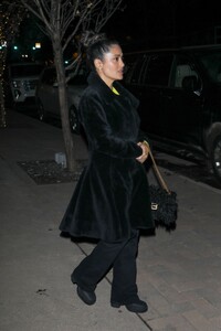 salma-hayek-arrives-at-kate-hudson-s-live-singing-debut-performance-at-bad-harriet-s-in-aspen-12-29-2023-2.jpg