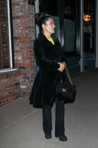 salma-hayek-arrives-at-kate-hudson-s-live-singing-debut-performance-at-bad-harriet-s-in-aspen-12-29-2023-3.jpg