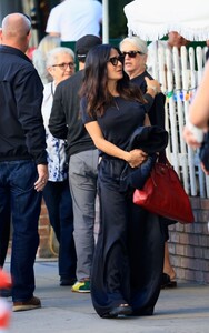 salma-hayek-out-for-lunch-with-friends-in-los-angeles-11-12-2023-4.jpg