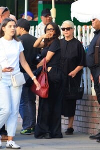 salma-hayek-out-for-lunch-with-friends-in-los-angeles-11-12-2023-5.jpg