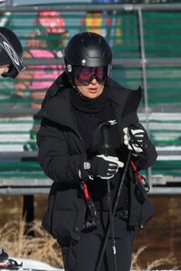 salma-hayek-out-skiing-with-her-family-in-aspen-12-27-2023-3.jpg