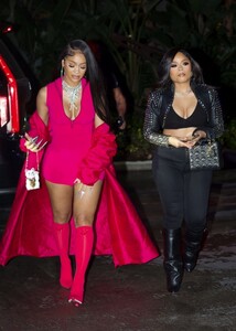saweetie-arrives-at-lakers-game-at-crypto.com-arena-in-los-angeles-02-23-2023-3.jpg