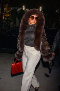 saweetie-arrives-at-lakers-vs-hawks-game-in-los-angeles-01-07-2022-0.jpg