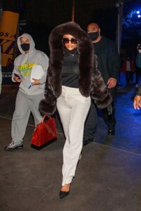 saweetie-arrives-at-lakers-vs-hawks-game-in-los-angeles-01-07-2022-7.jpg