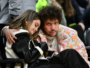 selena-gomez-and-benny-blanco-at-lakers-vs.-miami-heat-game-at-crypto.com-arena-in-los-angeles-01-03-2024-4.jpg