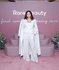 selena-gomez-the-launch-of-rare-beauty-s-find-comfort-body-collection-in-beverly-hills-01-10-2024-12.jpg