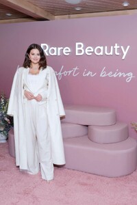 selena-gomez-the-launch-of-rare-beauty-s-find-comfort-body-collection-in-beverly-hills-01-10-2024-8.jpg