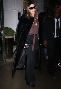 sofia-vergara-in-a-sleek-black-coat-in-new-york-01-16-2024-5.jpg