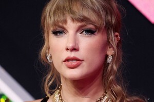 taylor-swift-in-apple-magazine-december-2023-3.jpg