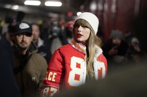 taylor-swift-miami-dolphins-vs-kansas-city-chiefs-in-kansas-city-01-13-2024-8.jpg