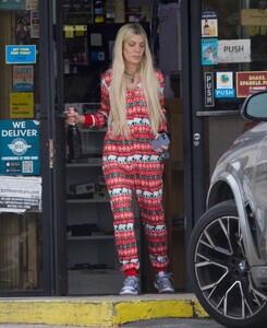 tori-spelling-visits-a-liquor-store-on-new-year-s-eve-in-los-angeles-12-31-2023-6.jpg