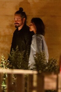 zoe-saldana-and-marco-perego-on-a-dinner-date-at-nobu-in-malibu-01-03-2024-6.jpg