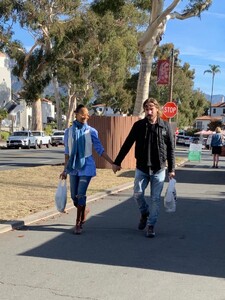 zoe-saldana-and-marco-perego-shopping-at-farmer-s-market-in-montecito-12-15-2023-0.jpg