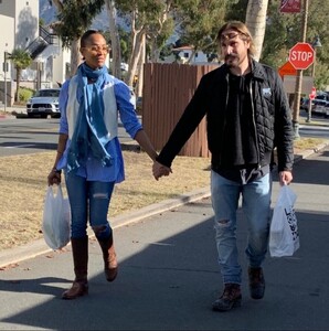 zoe-saldana-and-marco-perego-shopping-at-farmer-s-market-in-montecito-12-15-2023-2.jpg