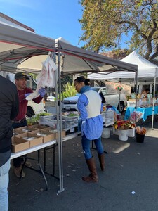 zoe-saldana-and-marco-perego-shopping-at-farmer-s-market-in-montecito-12-15-2023-5.jpg