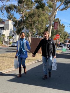 zoe-saldana-and-marco-perego-shopping-at-farmer-s-market-in-montecito-12-15-2023-6.jpg