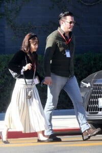 zooey-deschanel-and-johnathan-scott-on-a-lunch-date-in-brentwood-12-05-2023-2.jpg