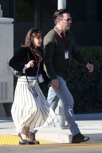 zooey-deschanel-and-johnathan-scott-on-a-lunch-date-in-brentwood-12-05-2023-3.jpg