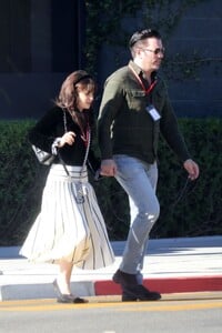 zooey-deschanel-and-johnathan-scott-on-a-lunch-date-in-brentwood-12-05-2023-4.jpg