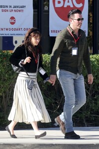 zooey-deschanel-and-johnathan-scott-on-a-lunch-date-in-brentwood-12-05-2023-5.jpg