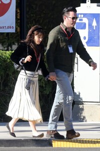 zooey-deschanel-and-johnathan-scott-on-a-lunch-date-in-brentwood-12-05-2023-6.jpg
