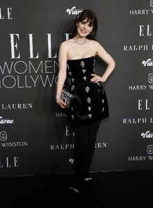 zooey-deschanel-at-elle-2023-women-in-hollywood-celebration-in-los-angeles-12-05-2023-1.jpg