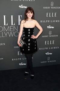 zooey-deschanel-at-elle-2023-women-in-hollywood-celebration-in-los-angeles-12-05-2023-3.jpg