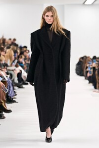 00003-givenchy-fall-2023-ready-to-wear-credit-gorunway.thumb.jpg.96da30ef7cddeef2a122ab1af96c1977.jpg