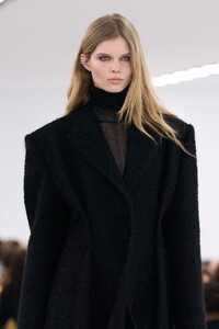 00005-givenchy-fall-2023-ready-to-wear-details-credit-gorunway.thumb.jpg.b694fc218f586eeaf7eaad063b872ae9.jpg