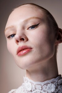 00009-carolina-herrera-fall-2023-ready-to-wear-beauty-credit-gorunway.thumb.jpg.eece03af666a967afb55885d9f8f963d.jpg