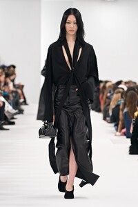 00013-givenchy-fall-2023-ready-to-wear-credit-gorunway.thumb.jpg.1c3ff302b7cca3014338f619081a9807.jpg
