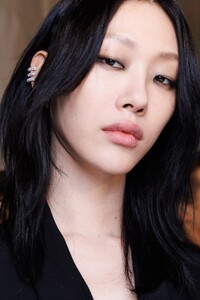 00019-givenchy-fall-2023-ready-to-wear-beauty-credit-gorunway.thumb.jpg.3288f7ea27759db58281845eb04ad3cd.jpg