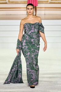 00021-carolina-herrera-fall-2023-ready-to-wear-credit-gorunway.thumb.jpg.e5f9b119acf71b91c7061629e571f359.jpg