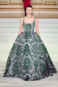 00023-carolina-herrera-fall-2023-ready-to-wear-credit-gorunway.thumb.jpg.52fc5e934e126468facf940481f52a70.jpg