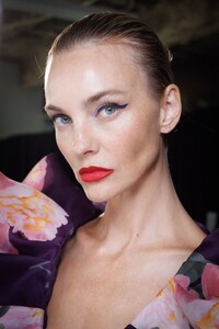 00027-carolina-herrera-beauty-fall-2024-ready-to-wear-credit-jason-gorunway.jpg