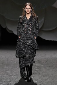 00030-chanel-fall-2023-ready-to-wear-credit-gorunway.thumb.jpg.fbd083d43c68fcf577159b2035aeb1e2.jpg