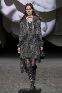 00033-chanel-fall-2023-ready-to-wear-credit-gorunway.thumb.jpg.c064ce7bdb42d427c1b18ad40a4f9927.jpg